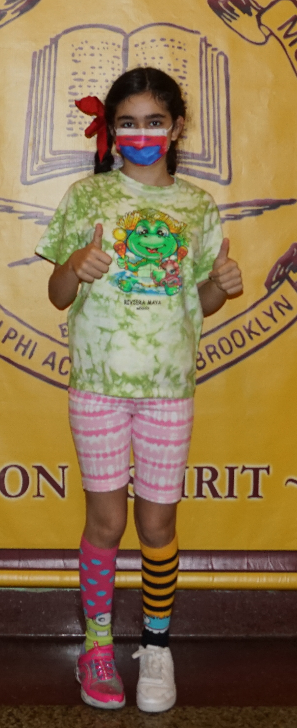 Middle Schooler Emma shows off her awesomely mismatched outfit!